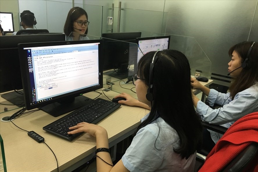 Nhân viên Trung tâm Dịch vụ khách hàng (BHXH Việt Nam) đang tư vấn cho người tham gia BHXH về chế độ, chính sách liên quan đến BHXH qua Internet. Ảnh: H.A