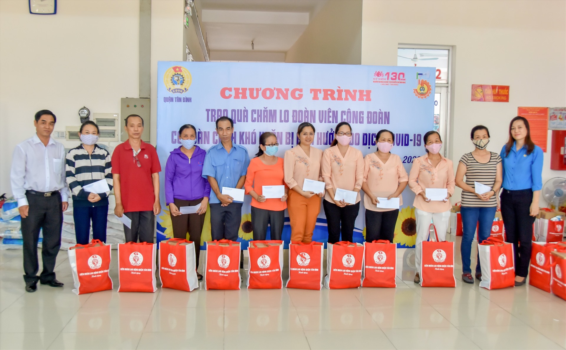 Các đoàn viên công đoàn được nhận quà của LĐLĐ TPHCM và LĐLĐ Quận Tân Bình. Ảnh Đức Long