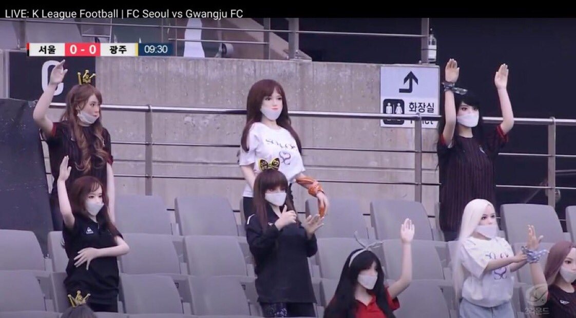 Hình ảnh phản cảm trên khán đài của FC Seoul. Ảnh: Twitter