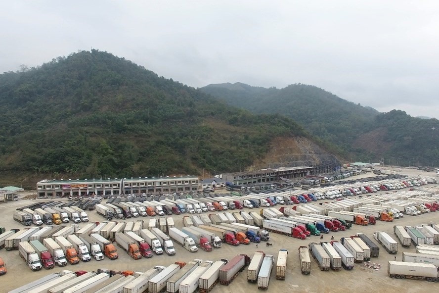 Một góc bãi xe container chờ thông quan tại cửa khẩu Tân Thanh (Lạng Sơn) - ảnh chụp ngày 15.5. Ảnh: CHÍ NGUYÊN