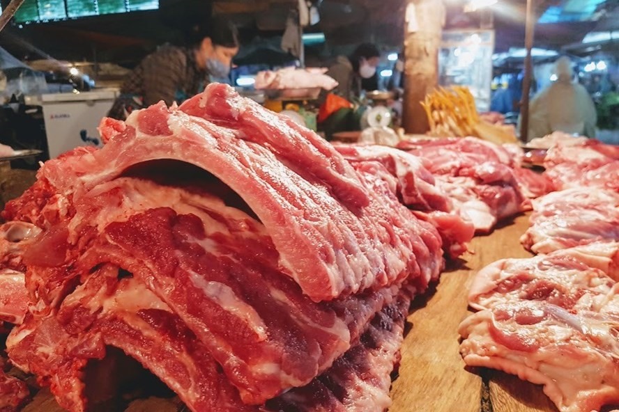 Sức bán ra của thịt lợn tại các chợ giảm mạnh do giá tăng cao. Ảnh: Khánh Vũ