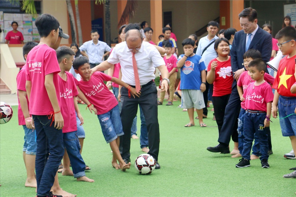 Huấn luyện viên Park Hang-seo trong một buổi giao lưu bóng đá cùng các em nhỏ ở Cần Thơ. Ảnh: Dương Thu