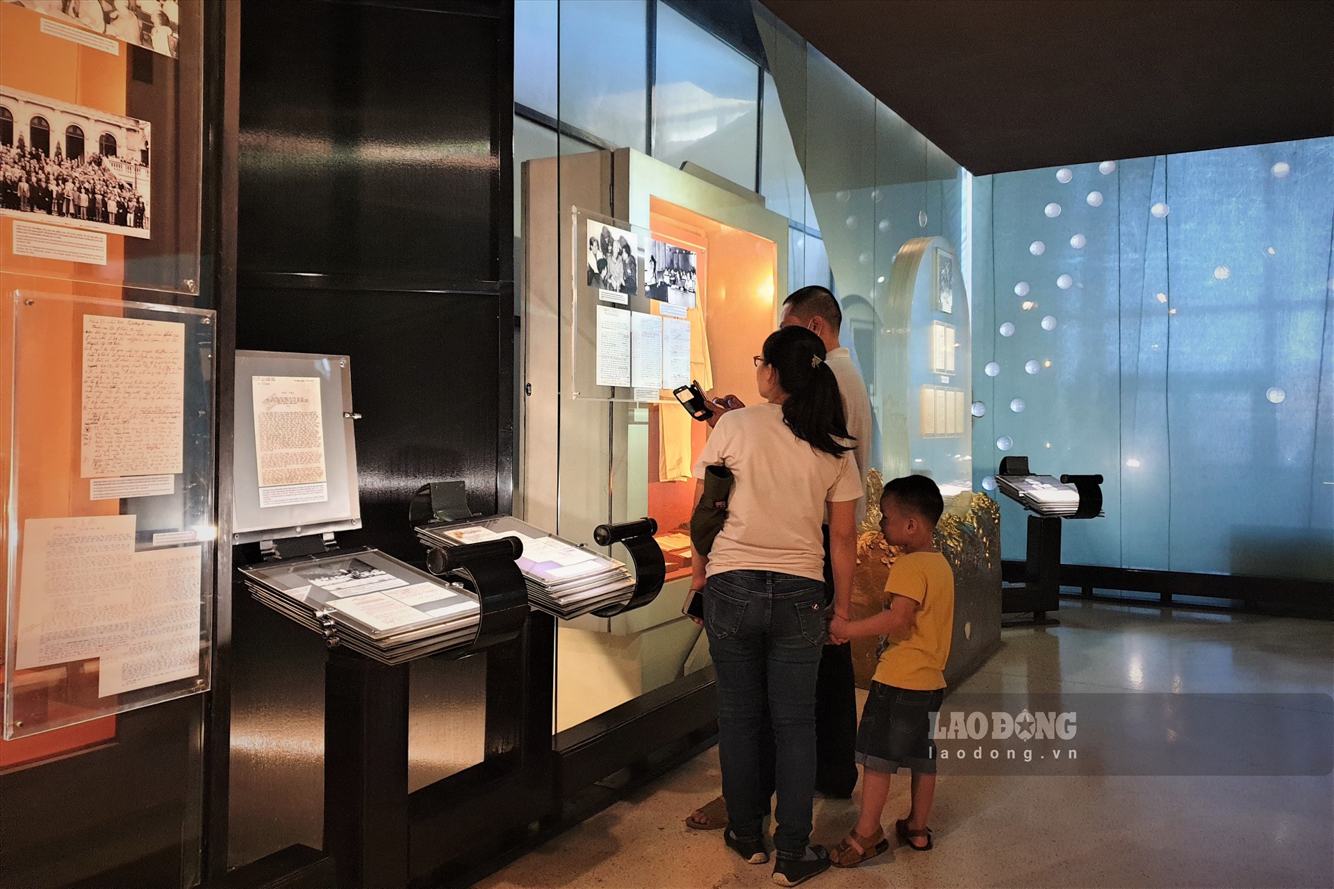 Nhiều gia đình đưa con nhỏ đến Bảo tàng Hồ Chính Minh để dạy cho con về sự khiêm tốn, giản dị, nhân hậu qua hình tượng của Bác.