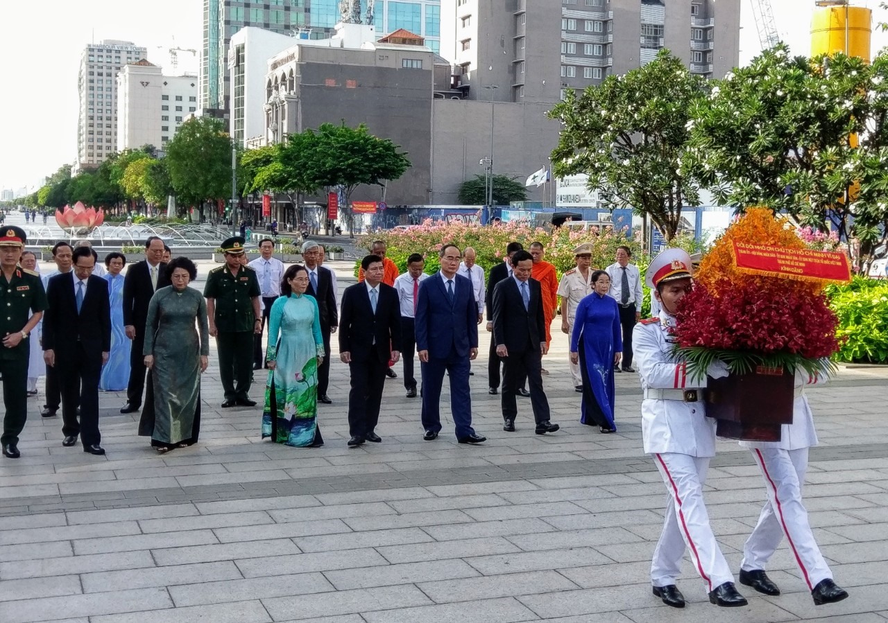Lãnh đạo TPHCM dâng hoa nhân kỷ niệm 130 năm ngày sinh của Bác tại Công viên tượng đài Chủ tịch Hồ Chí Minh.   Ảnh: Minh Quân