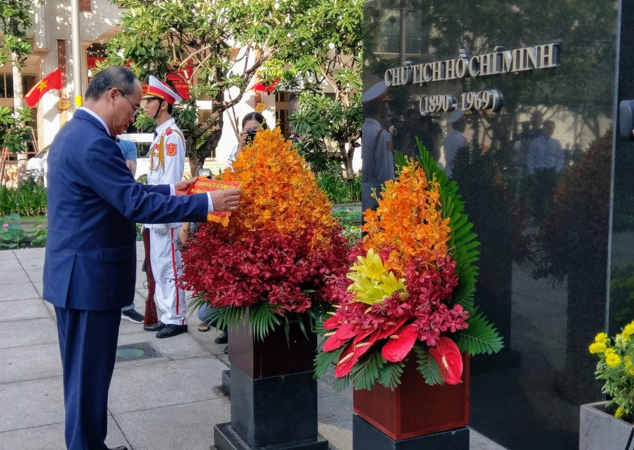 Bí thư Thành ủy TPHCM Nguyễn Thiện Nhân dâng hoa tưởng nhớ Bác tại Tượng đài Chủ tịch Hồ Chí Minh.  Ảnh: Minh Quân