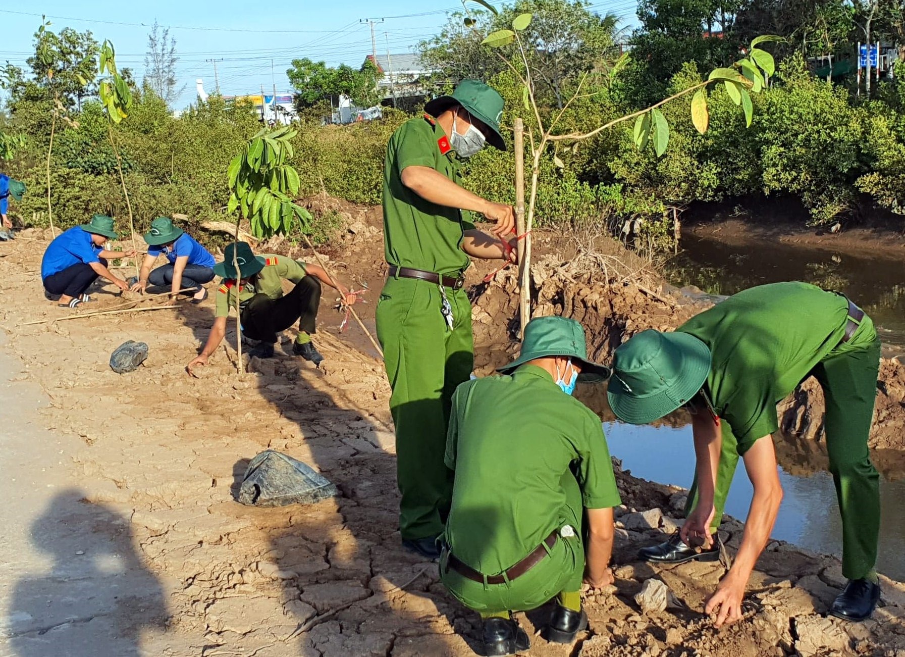Lực lượng vũ trang, đoàn thanh niên trồng cây đời đời nhớ ơn Bác (ảnh Nhật Hồ)