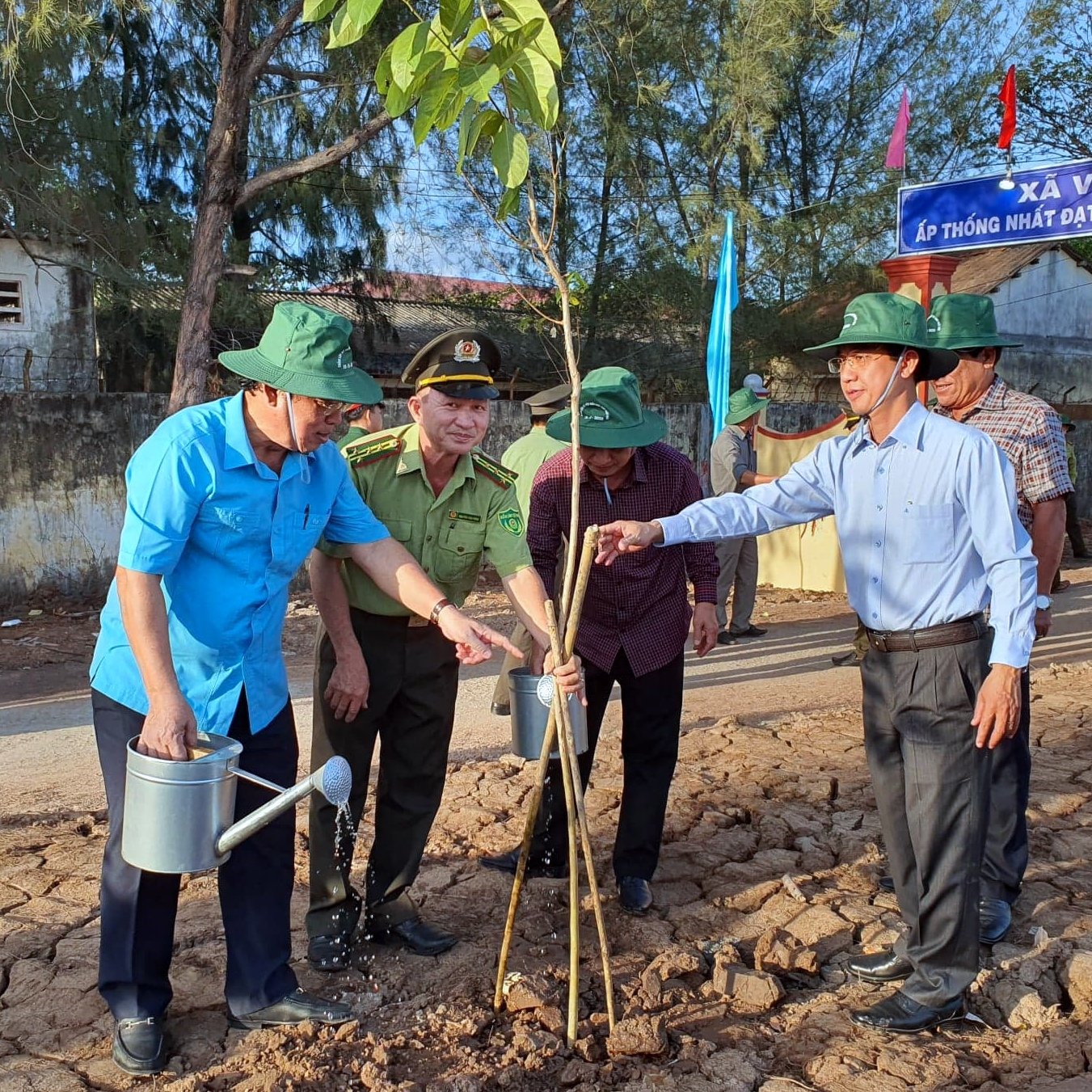 Sau lễ phát động lãnh đạo tỉnh Bạc Liêu cùng trồng cây phân tán (ảnh Nhật Hồ)