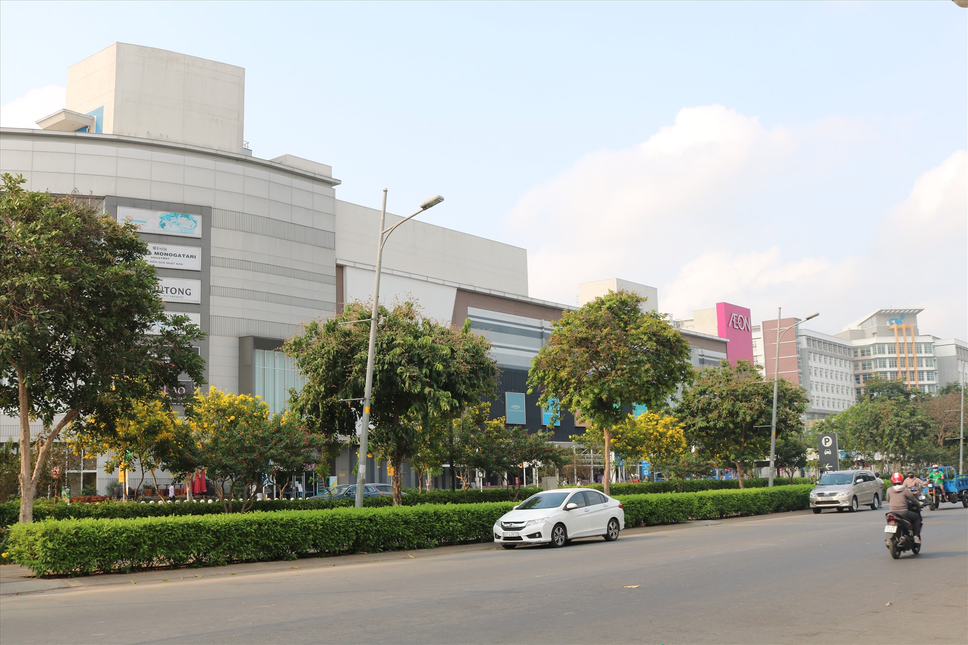 Khu Trung tâm thương mại Aeon được xây trong Khu Y tế kỹ thuật cao. Ảnh: Huân Cao
