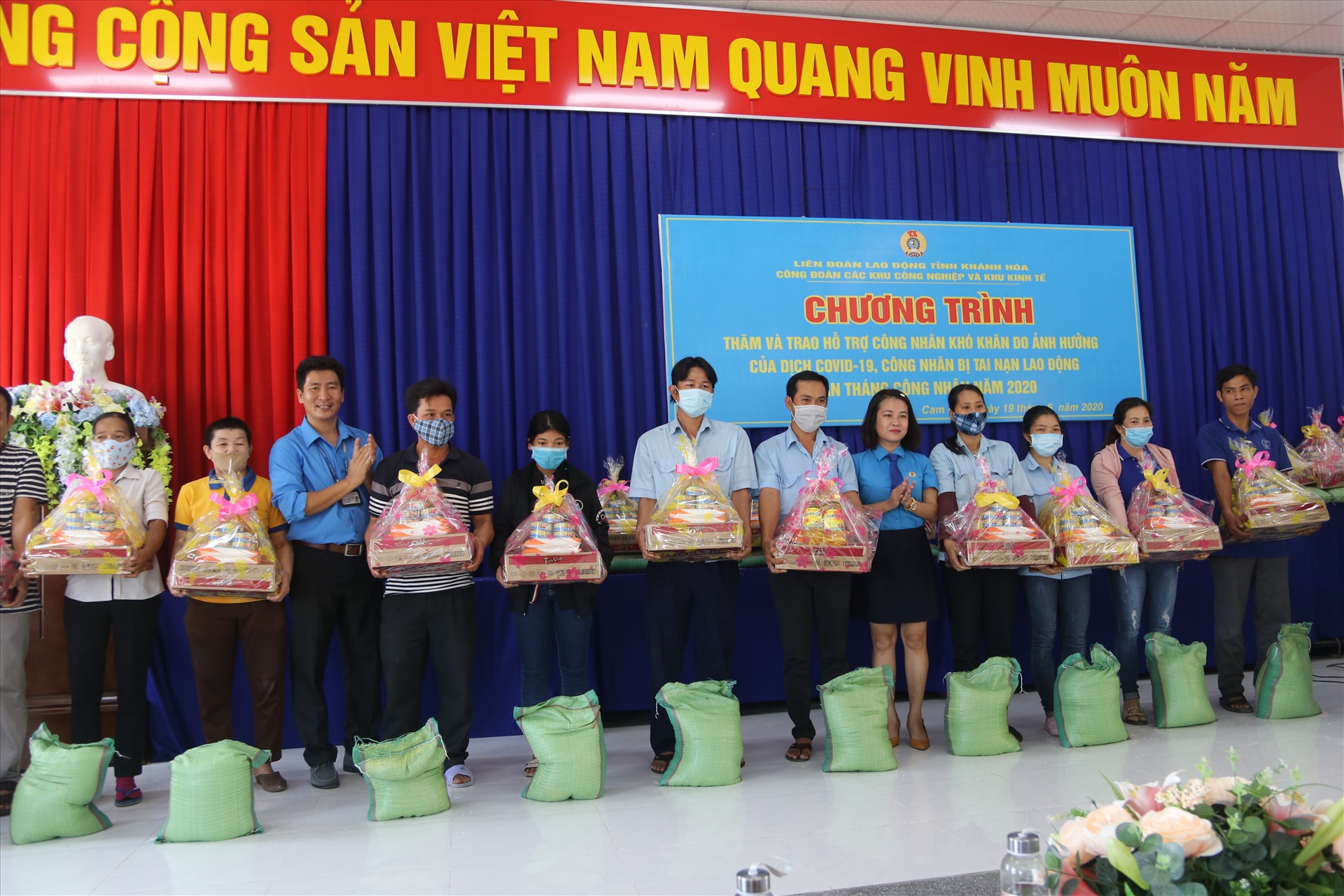 Những phần quà nhu yếu phẩm được Công đoàn KKT-KCN vận động hỗ trợ công nhân. Ảnh: Phương Linh