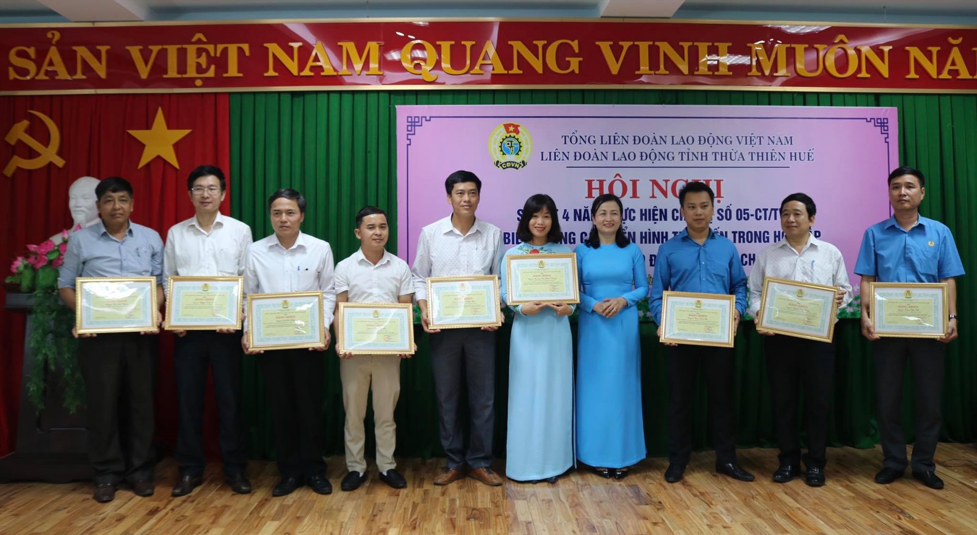 Dịp này, LĐLĐ tỉnh Thừa Thiên Huế trao bằng khen cho 19 tập thể và 41 cá nhân là các điển hình tiên tiến trong học tập và làm theo tư tưởng, đạo đức, phong cách Hồ Chí Minh.