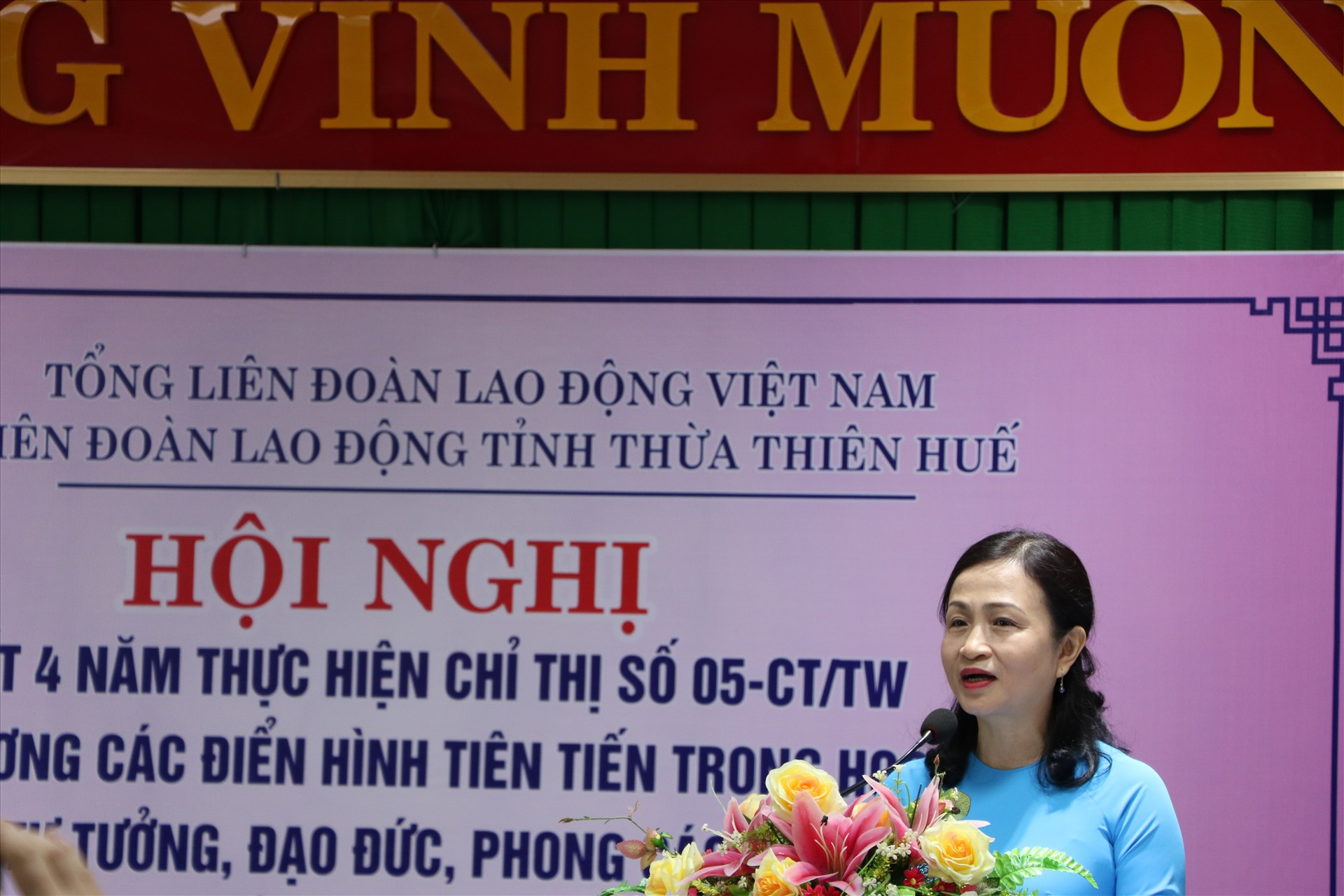 Bà Nguyễn Khoa Hoài Hương - Chủ tịch LĐLĐ tỉnh Thừa Thiên Huế phát biểu tại hội nghị. Ảnh: P. Đạt.