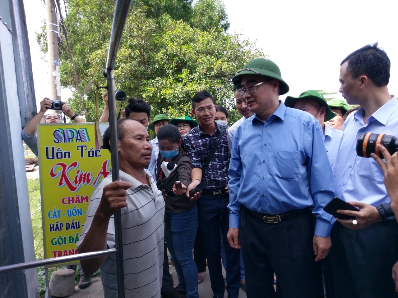 Bí thư Thành ủy TPHCM Nguyễn Thiện Nhân thị sát thực tế tình trạng xây dựng nhà không phép ở xã Vĩnh Lộc A, huyện Bình Chánh, ngày 17.5.   Ảnh: Minh Quân