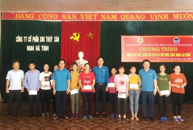 Công đoàn KKT Hà Tĩnh trao 10 suất quà cho công nhân khó khăn.