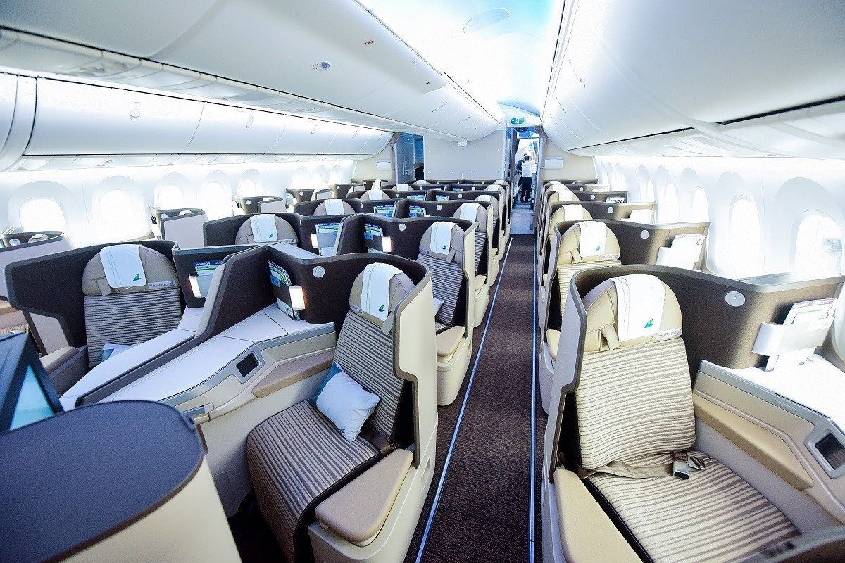 Khoang Thương gia của Boeing 787-9 Dreamliner có ghế ngồi được thiết kế so le hình xương cá