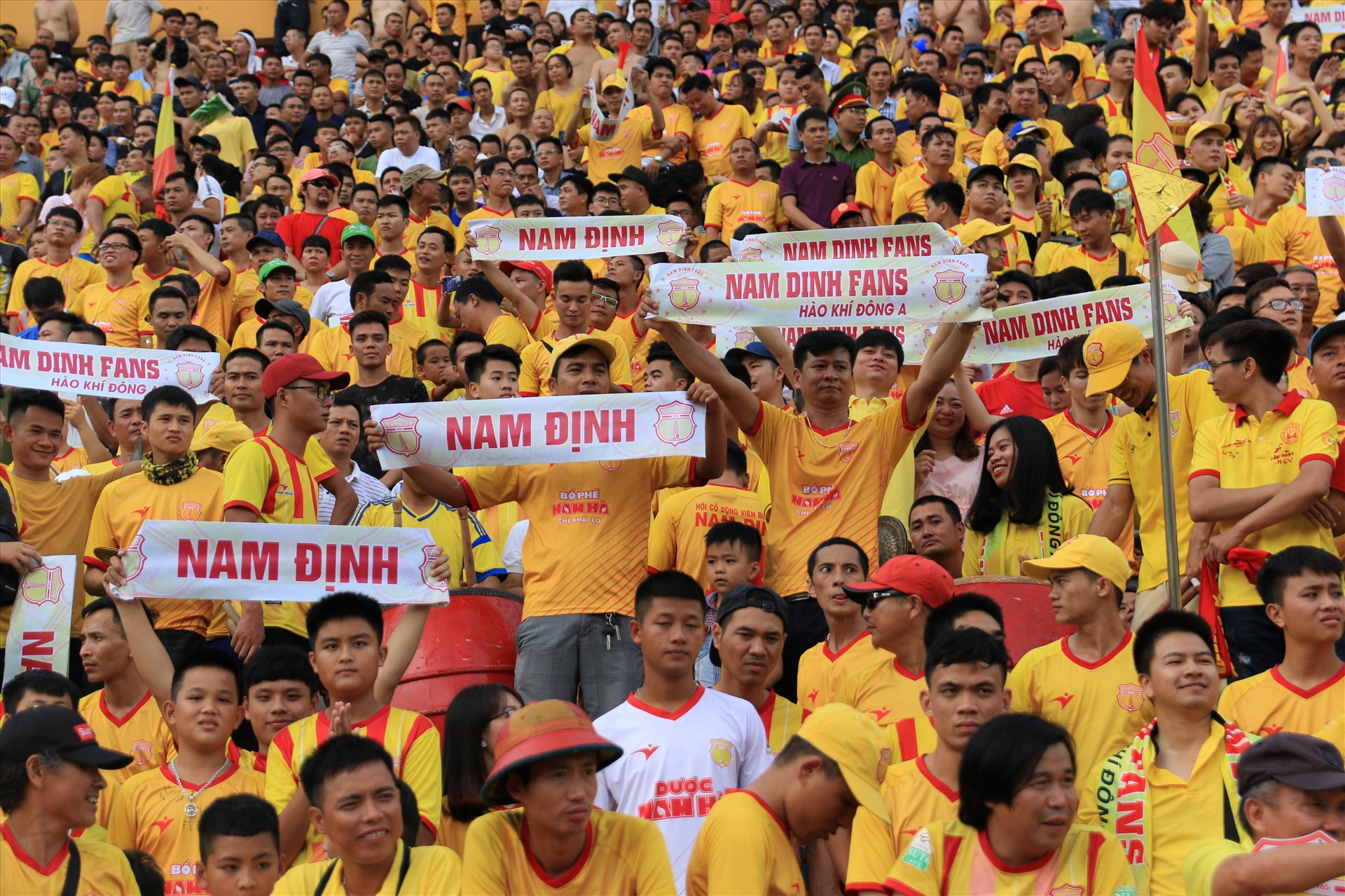 Nam Định là câu lạc bộ có số lượng khán giả đến sân đông nhất V.League. Ảnh: Minh Đức
