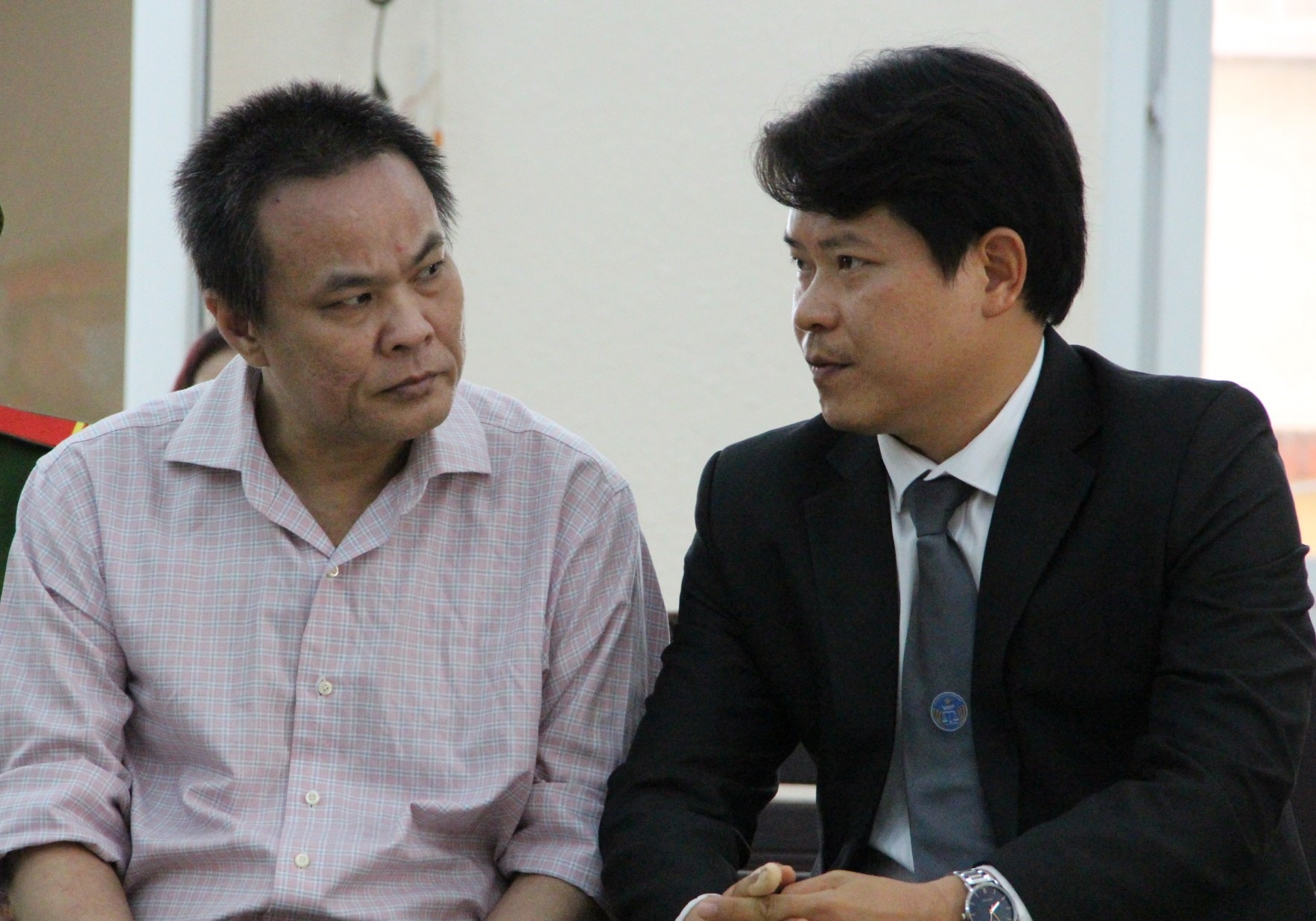 Bị cáo Hùng (bên trái) tại tòa. Ảnh: Đình Trọng