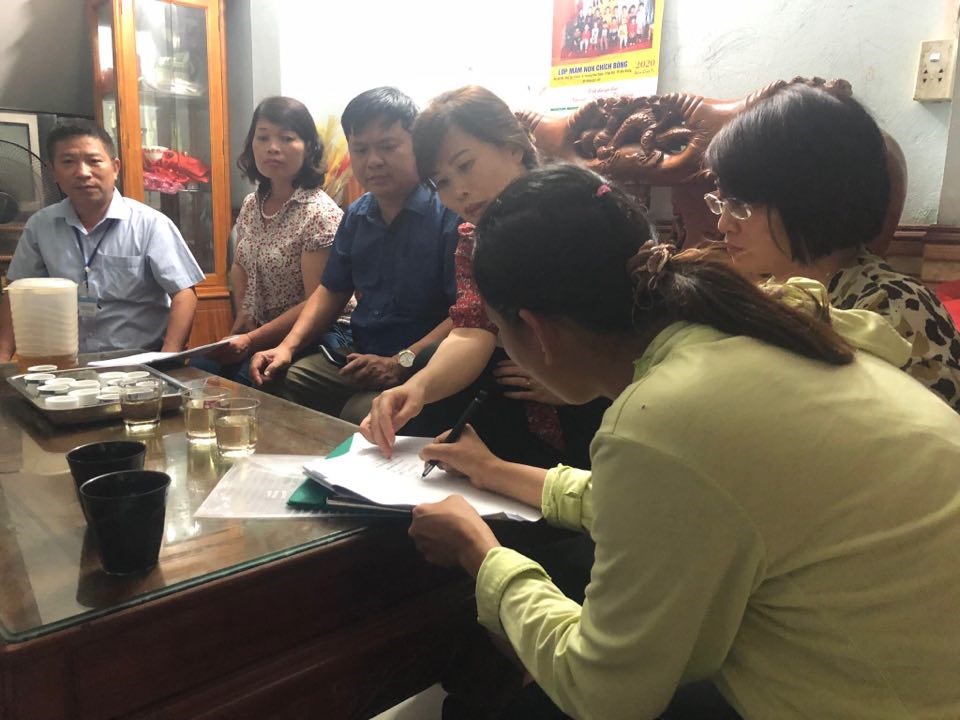 Cơ quan chức năng tỉnh Bắc Giang bàn giao cháu bé cho gia đình. Ảnh: CTV
