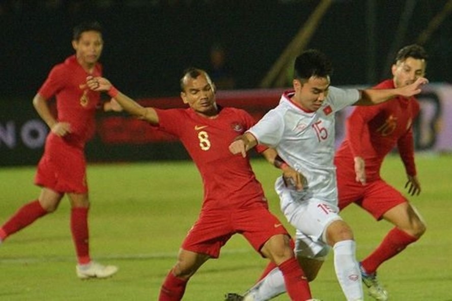 Tuyển Indonesia (áo đỏ) thua Việt Nam 1-3 ngay trên sân nhà tại vòng loại World Cup 2022. Ảnh: Antara.