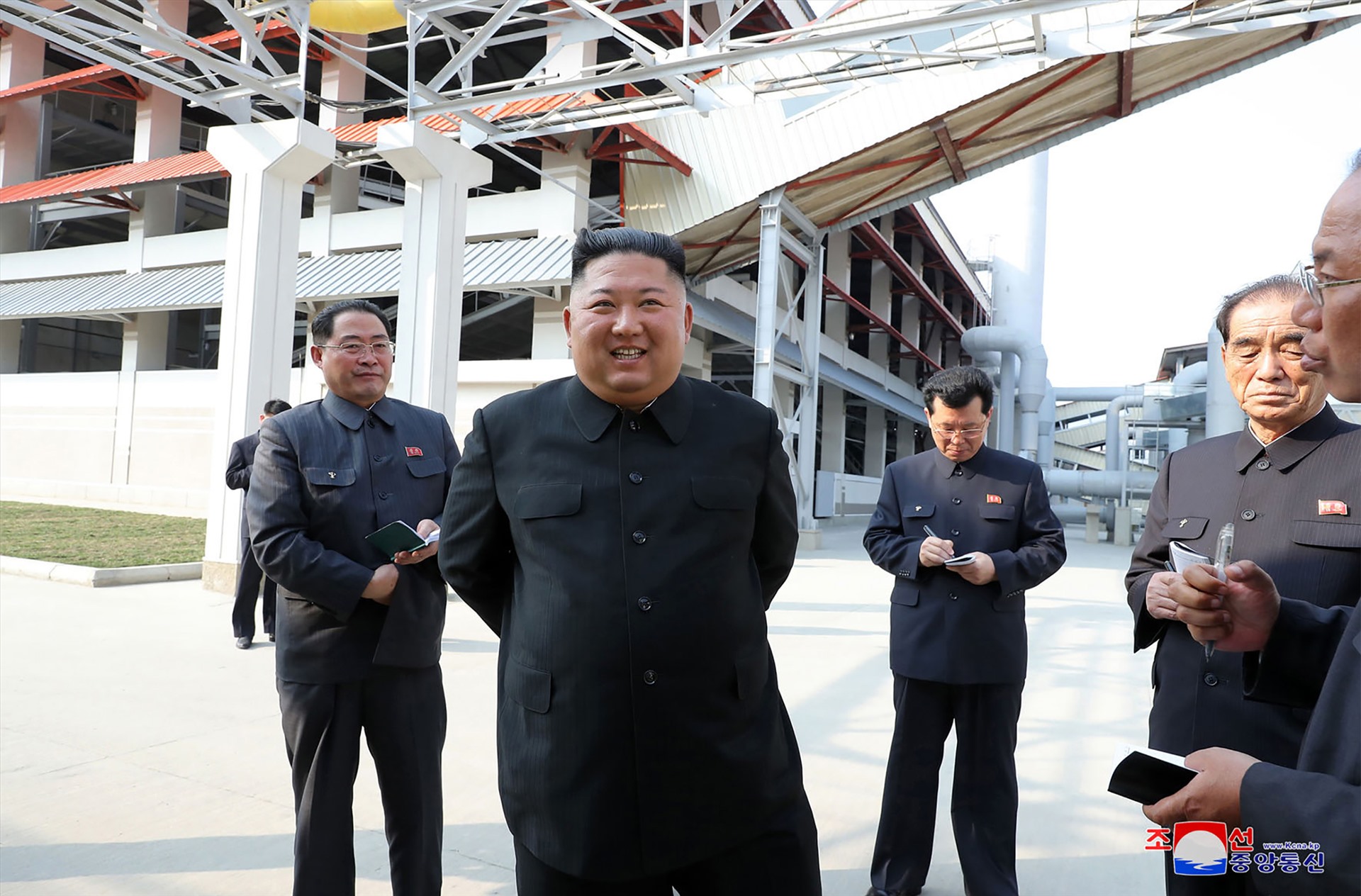 Nhà lãnh đạo Triều Tiên Kim Jong-un xuất hiện trở lại sau những đồn đoán về sức khỏe khi tham dự sự kiện tại nhà máy phân bón gần Bình Nhưỡng hôm 1.5. Ảnh: AFP.
