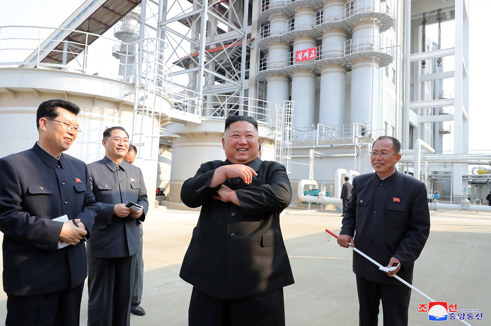 Tờ Rodong Sinmun đã đăng tải một số bức ảnh ông Kim Jong-un mặc đồ đen và tươi cười khi tham quan nhà máy. Ảnh: AFP.