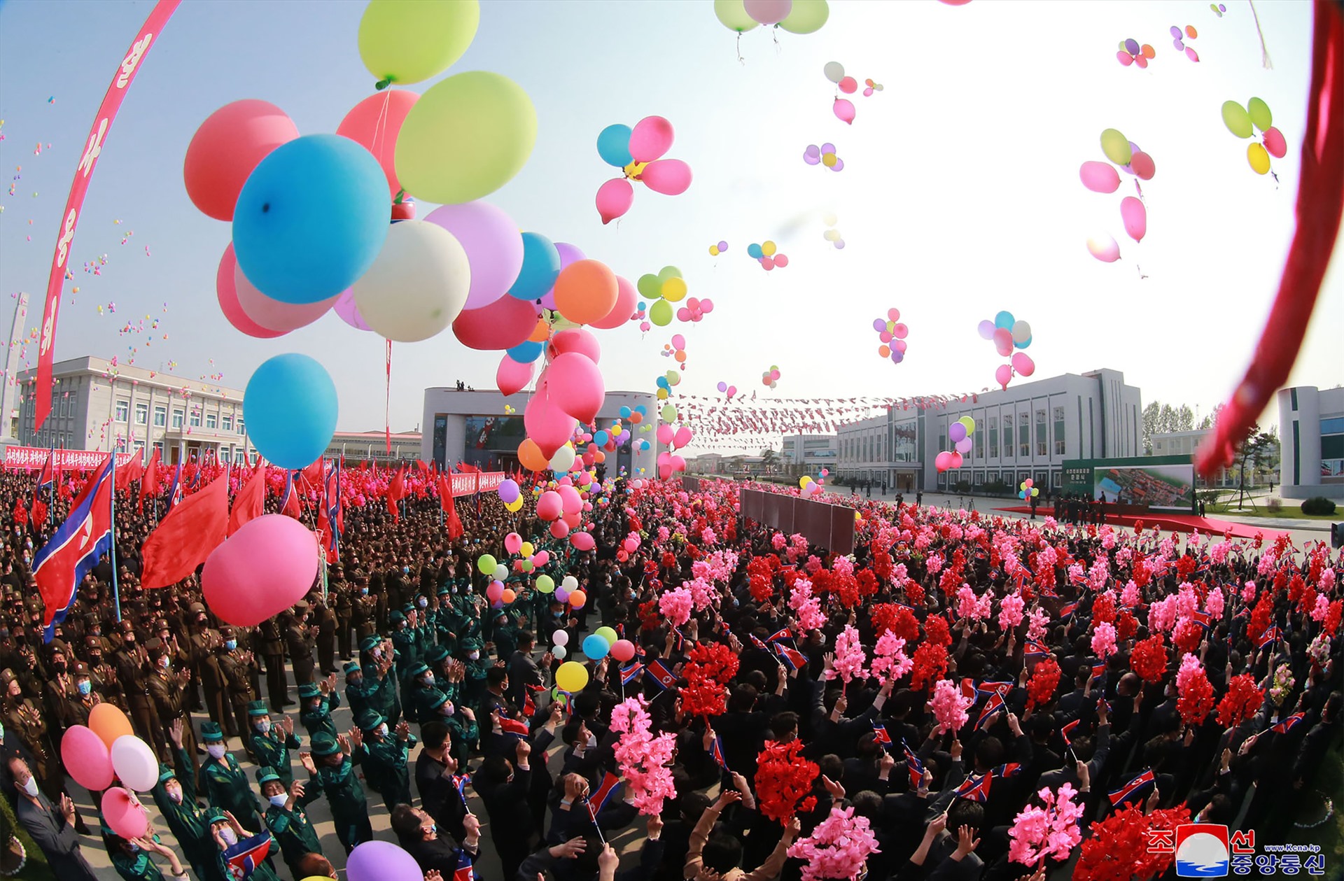 Theo AP, dường như hàng nghìn công nhân, nhiều người đeo khẩu trang, đang xếp hàng trong khu phức hợp quy mô lớn và thả bóng bay lên bầu trời trong những bức ảnh tại sự kiện mà ông Kim Jong-un tham dự. Ảnh: AFP.