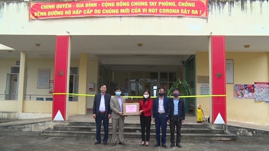 LĐLĐ huyện Phú Bình tặng khẩu trang cho các đơn vị. Ảnh: Văn Quân