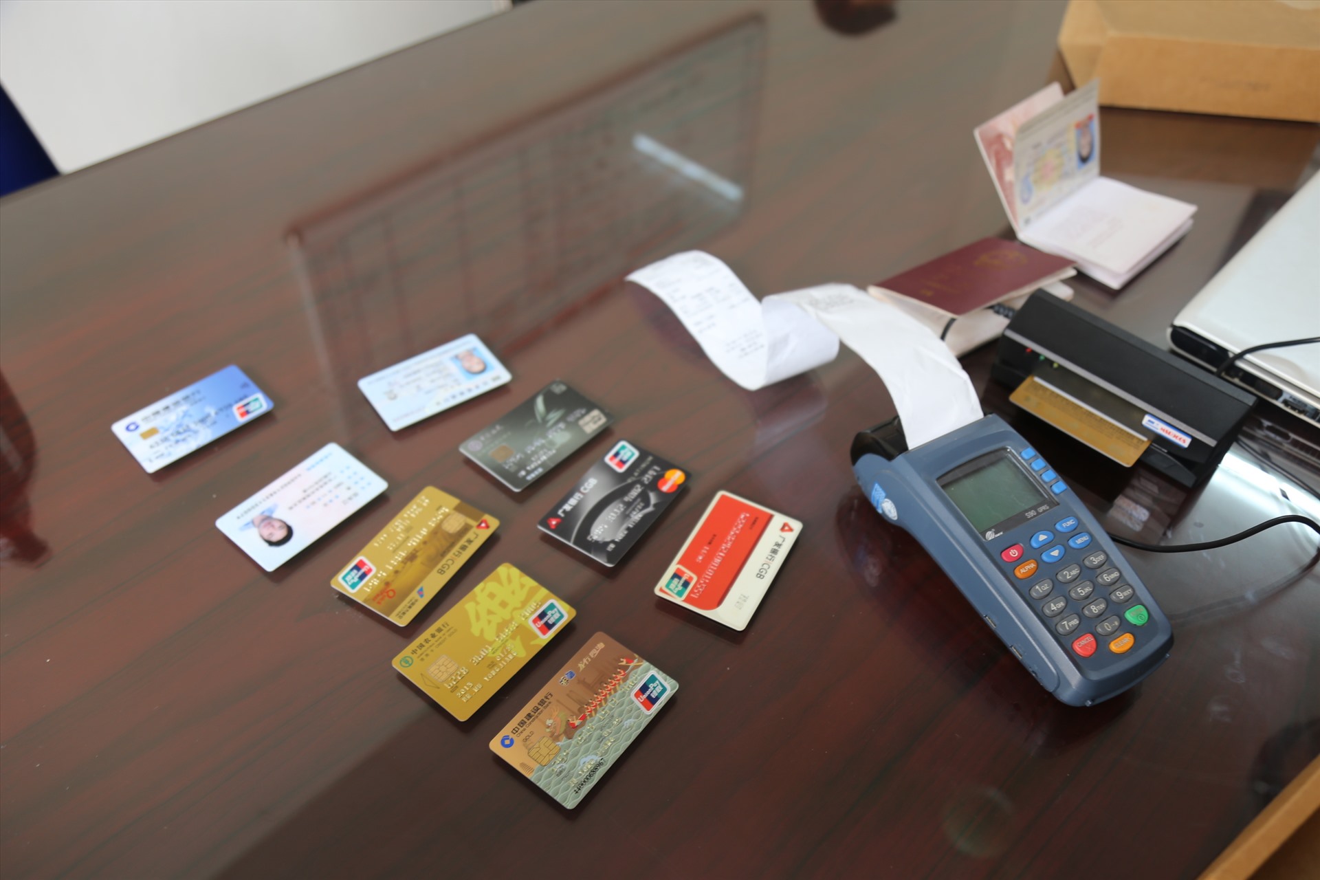 Tang vật là những chiếc thẻ giả được các đối tượng móc nối với chủ máy POS để rút trộm tiền của khách hàng. Ảnh: Nguyễn Khánh