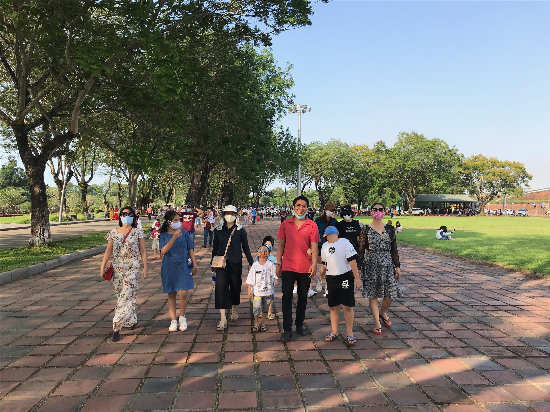 Chị Phạm Thị Bích Lan, du khách đến từ Đà Nẵng cho biết bà cùng gia đình đã đọn Huế làm điểm đến trong dịp lễ 30.4-1.5 năm nay và đây là lần đầu tiên gia đình bà vào thăm Đại Nội. Tuy nhiên, việc Đại Nội quá đông người cộng với việc phải đeo khẩu trang, đo than nhiệt, hạn chế đông người tại một điểm cùng với việc không biết dịch COVID-19 đã thực sự hết hay chưa khiến gia đình bà vừa tham quan vừa run. Ảnh: Tường Minh