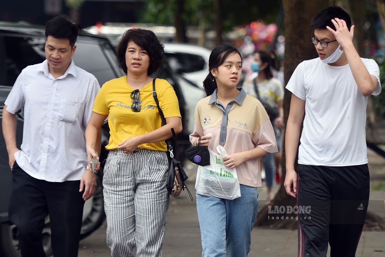 Mặc dù Hà Nội được giãn cách xã hội từ ngày 23.4, tuy nhiên cơ quan chức năng vẫn khuyến cáo người dân phải đeo khẩu trang khi ra đường, tới những nơi công cộng.