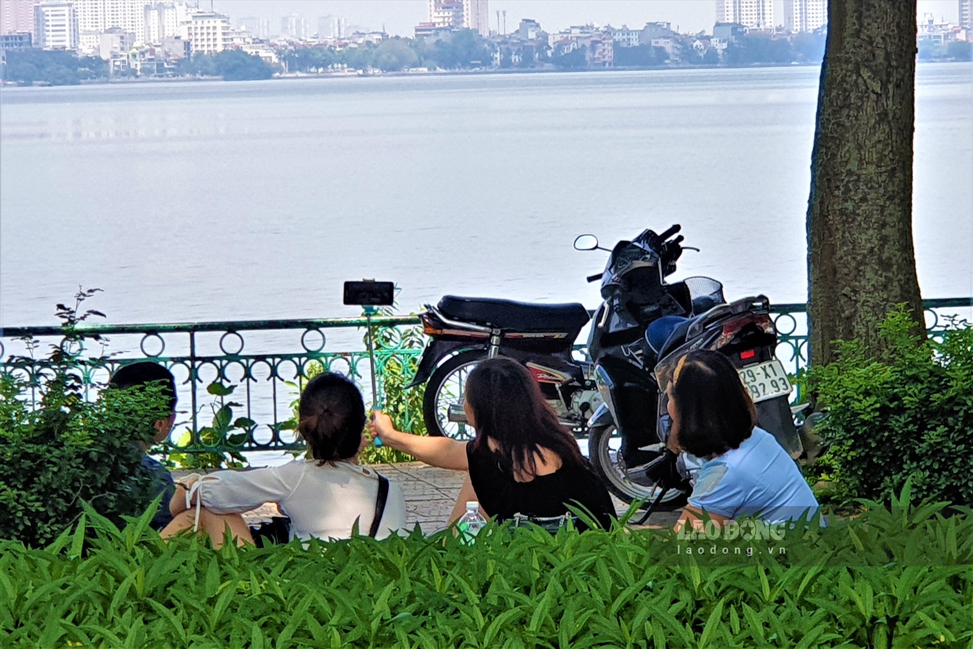 Một số nhóm người tránh nóng ven đường Thanh Niên và chụp ảnh selfie.