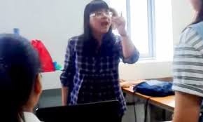 Cô giáo Lê Na tranh cãi cùng hoc trò. Ảnh: Cắt từ clip.