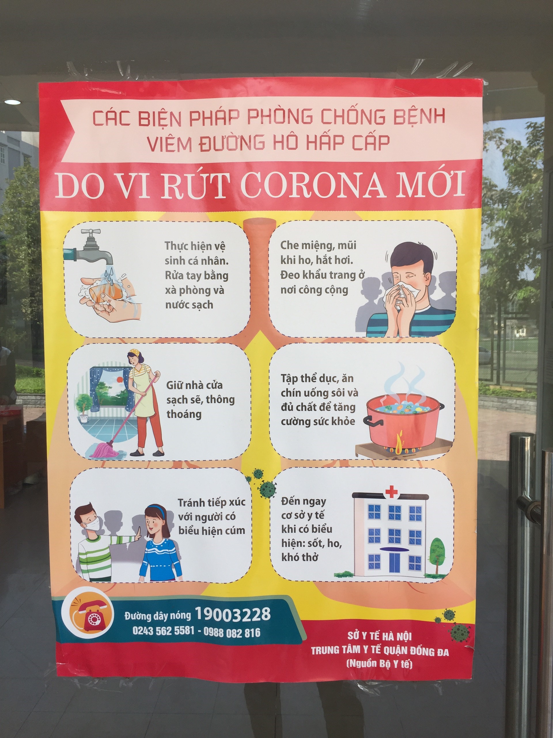 Bên trong khu kí túc xá Đại học Y Hà Nội luôn có thông báo về dịch COVID-19 để sinh viên chủ động nắm bắt tình hình.