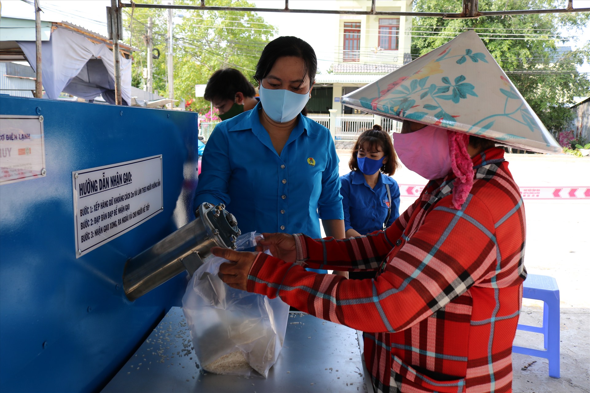 Đồng chí Nguyễn Kim Huyền - Chủ tịch LĐLĐ huyện Lấp Vò hỗ trợ người lao động nhận gạo. Ảnh: HL