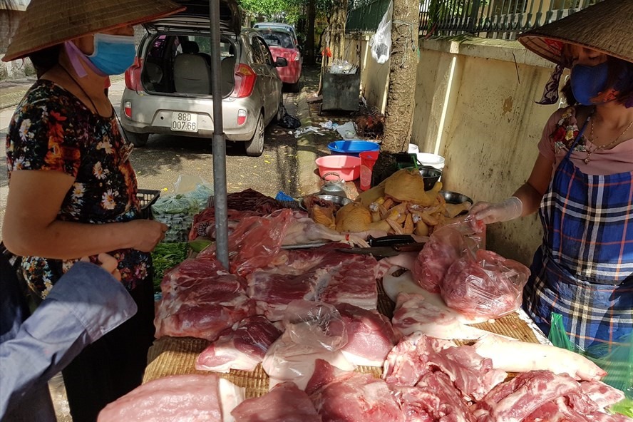 Bà Trần Thị Hồng cho biết, giá thịt mảnh lấy buôn tăng nhự 2.000 đồng/kg nhưng giá bán lẻ vẫn ổn định. Ảnh: Khánh Vũ