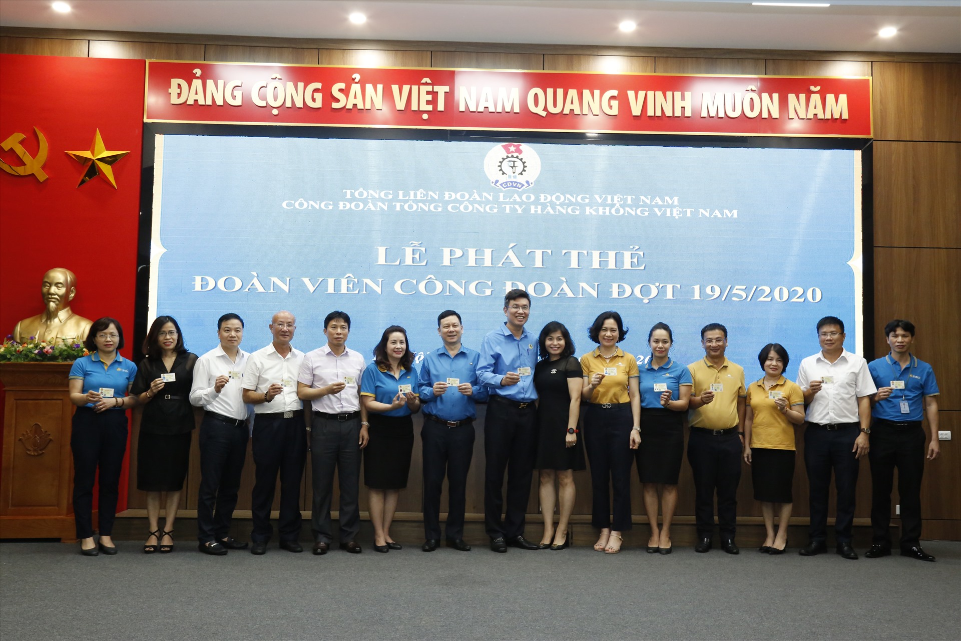 Đại diện các CĐCTCS, CĐCS nhận thẻ đoàn viên công đoàn nhân dịp Tháng Công nhân năm 2020. Ảnh: Quang Minh