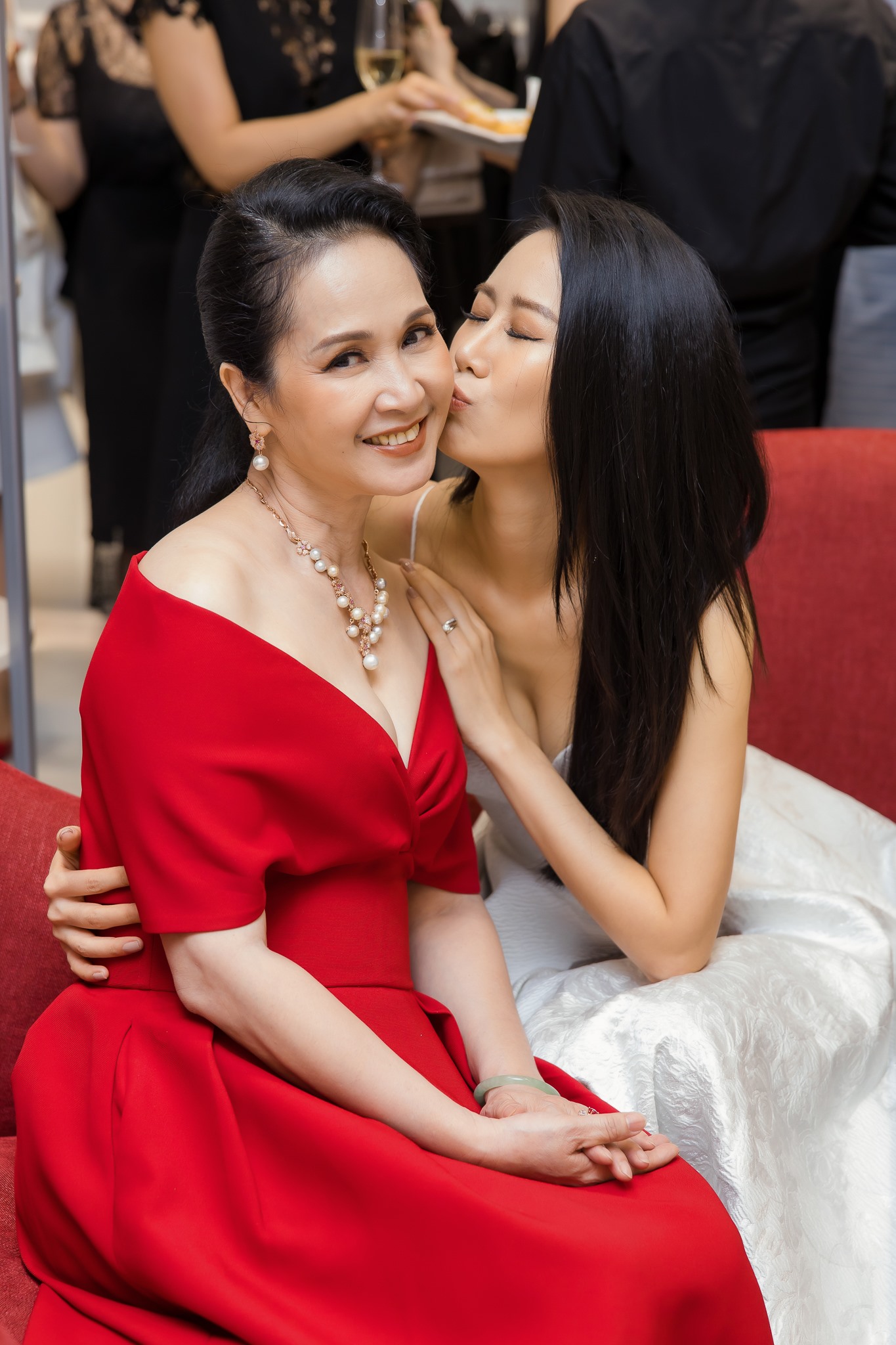 Hoa hậu Dương Thùy Linh đặc biệt quý mến “mẹ chồng” Lan Hương. Ảnh: Thành Đạt,
