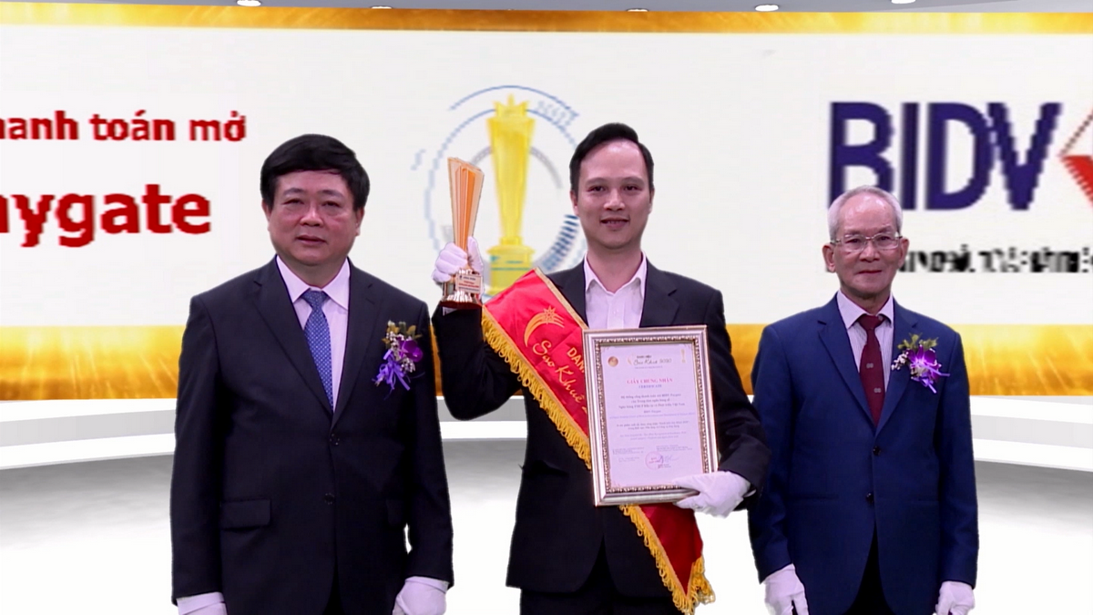 Ông Nguyễn Trọng Kiên - Phó Giám đốc Trung tâm Ngân hàng số BIDV nhận giải thưởng vinh danh Hệ thống cổng thanh toán mở – BIDV Paygate