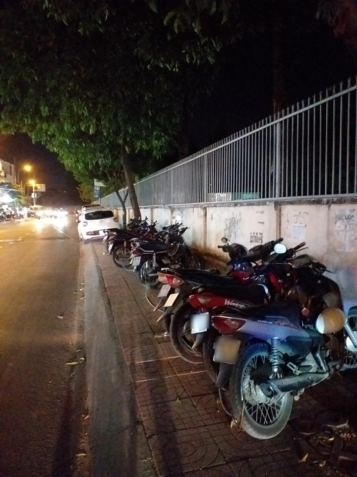 Hàng dài xe máy lấn chiếm vỉa hè tại khu vực sát tường rào khu ký túc xá của Trường ĐHSP Kỹ Thuật TP.Hồ Chí Minh, phường Linh Chiểu, quận Thủ Đức. Ảnh: Thanh Phong