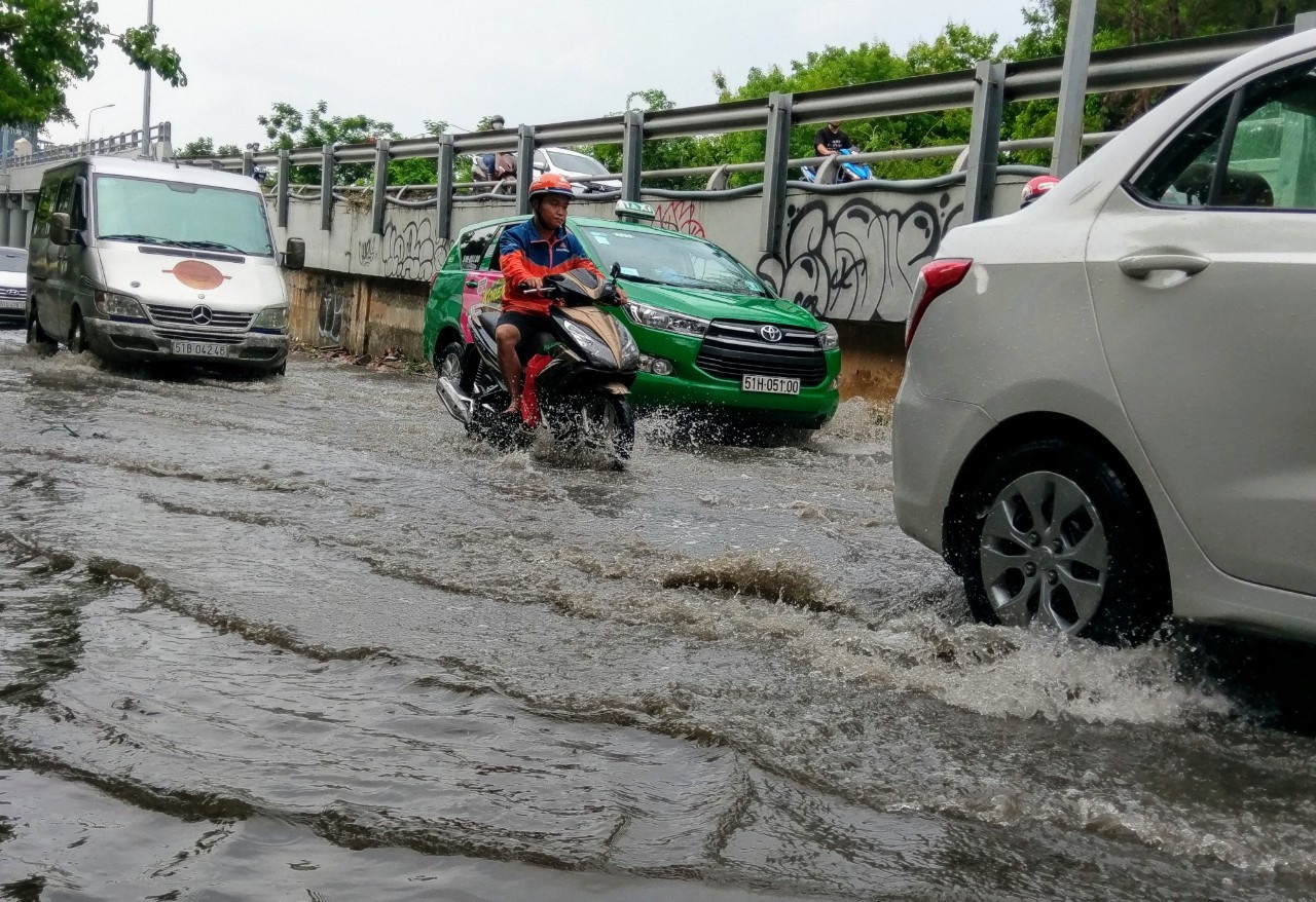 Tại đường Nguyễn Hữu Cảnh, quận Bình Thạnh, nước ngập hơn nửa mét tại khu vực cầu vượt Nguyễn Hữu Cảnh và trước lối dẫn ra cầu Sài Gòn.   Ảnh: Minh Quân