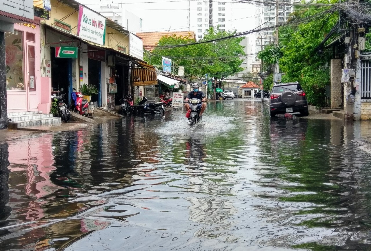 Hẻm 41, phường Thảo Điền (quận 2) - khu vực được gọi là phố nhà giàu  ở TPHCM cũng ngập mênh mông sau cơn mưa ngày 20.5.  Ảnh: Minh Quân