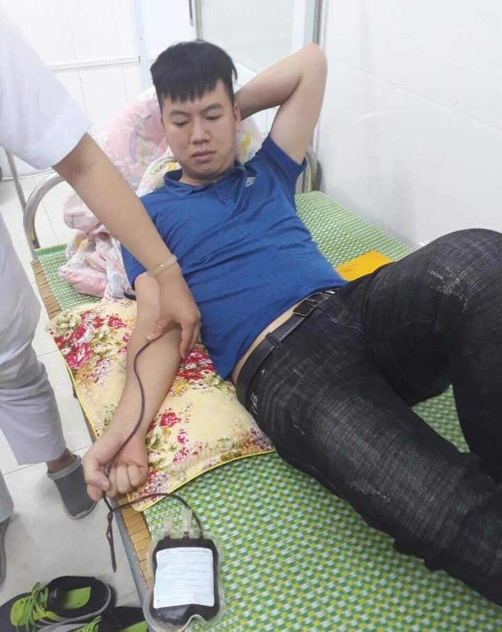 Hình ảnh hiến máu cứu người vào 1h30 ngày 15.5 của Trung úy Trịnh Quốc Trung. Ảnh Công an huyện Tứ Kỳ