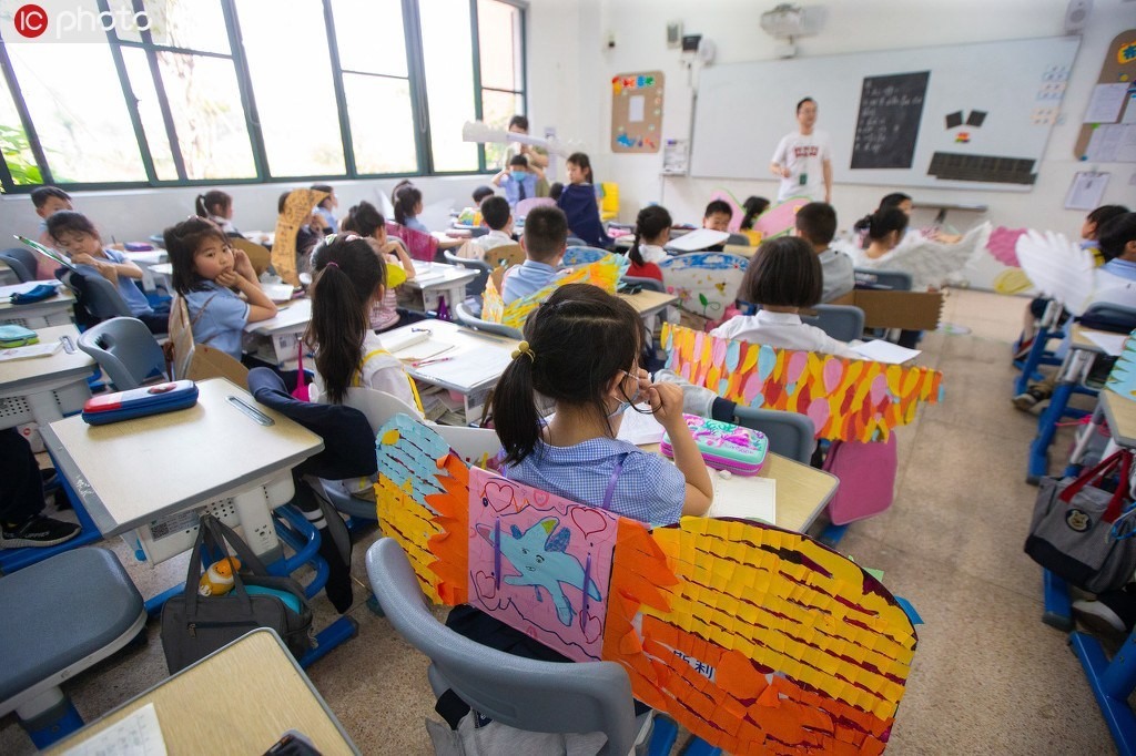 Một trường học ở Hàng Châu đã nghĩ ra cách sáng tạo để nhắc nhở trẻ em về tầm quan trọng của việc giãn cách xã hội chống COVID-19 - đeo “cánh giãn cách“. Ảnh: Shanghaiist.
