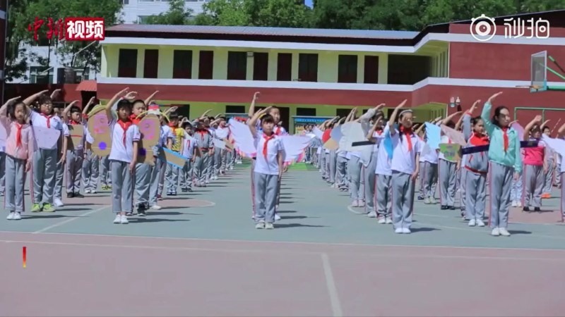 Học sinh lớp bốn tại một trường tiểu học ở Sơn Tây đeo “cánh giãn cách” trong giờ thể dục để các em không đứng quá gần nhau. Ảnh: Shanghaiist.