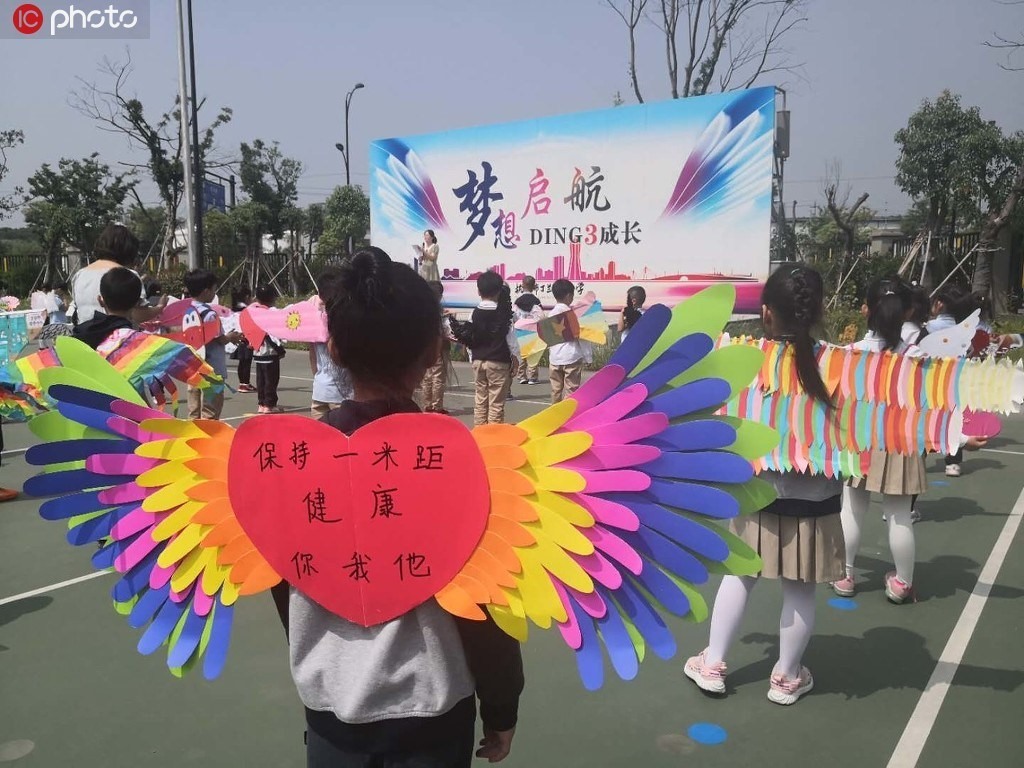 Những đôi cánh ngộ nghĩnh được thiết kế và chế tạo bởi chính các em học sinh, với sự giúp đỡ của cha mẹ. Ảnh: Shanghaiist.