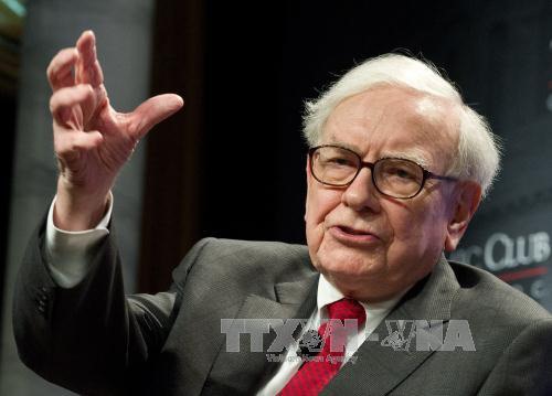Ở tuổi 89, Warren Buffett vẫn tiếp tục điều hành Berkshire Hathaway, tập đoàn đầu tư sở hữu hơn 60 công ty. Ảnh: TTXVN