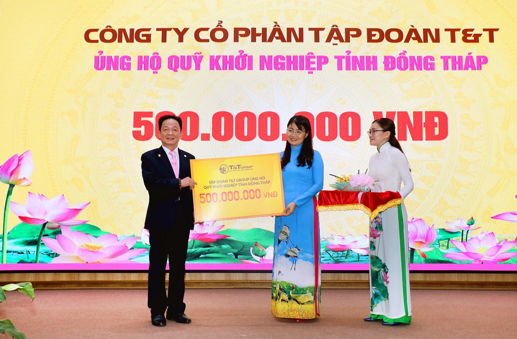 Chủ tịch HĐQT kiêm Tổng Giám đốc Tập đoàn T&T Group Đỗ Quang Hiển trao 500 triệu đồng ủng hộ Quỹ Khởi nghiệp của tỉnh Đồng Tháp.