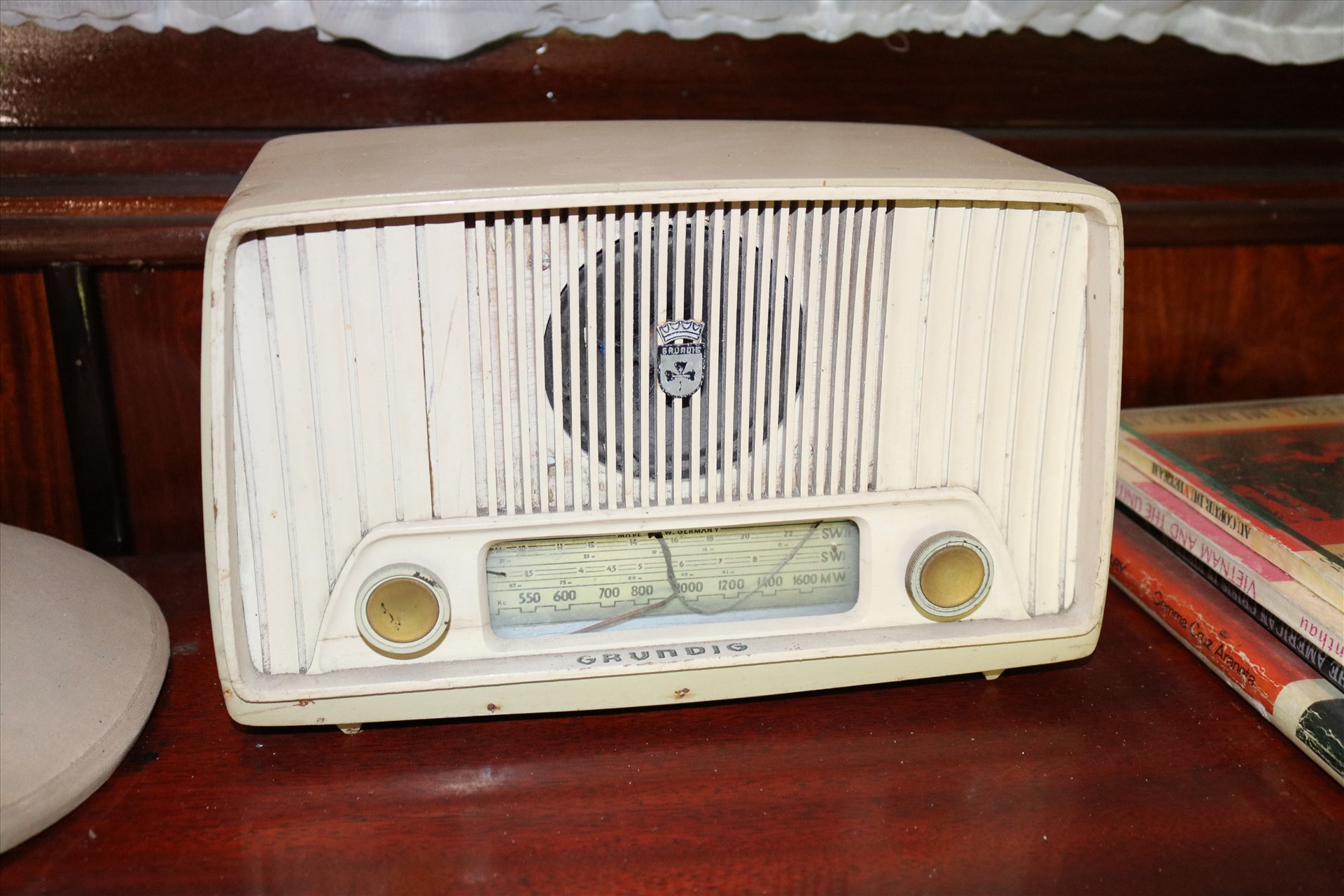 Chiếc radio của một Việt Kiều Thái Lan tặng cho Bác.
