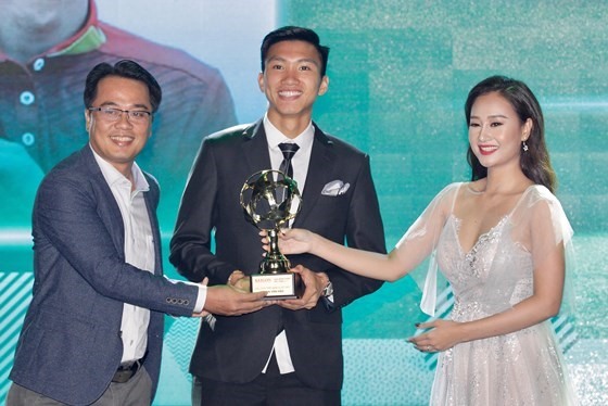 Văn Hậu đoạt giải cầu thủ trẻ nam xuất sắc nhất năm 2018. Ảnh SGGP
