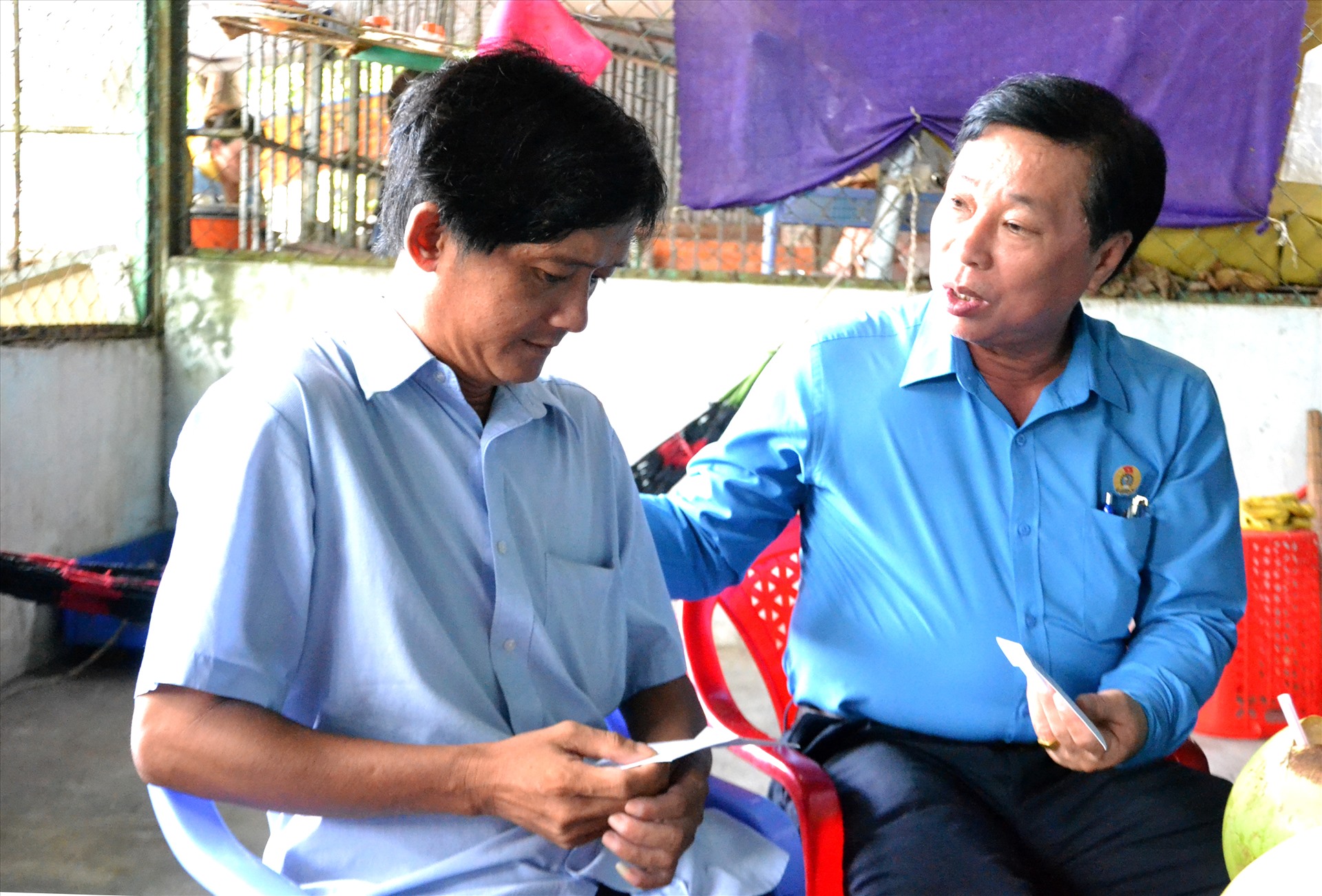Ông Trần Thanh Việt ân cần thăm hỏi và trao hỗ trợ cho đoàn viên Võ Thành Ao bị tai nạn lao động, chấn thương sọ não. Ảnh: LT