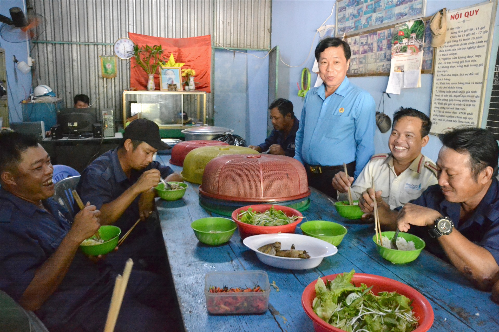 Đoàn viên Nghiệp đoàn bốc xếp Hàm Ninh tỏ ra vui vẻ và hoan hỷ khi được Chủ tịch LĐLĐ Kiên Giang thăm hỏi và quan tâm chất lượng bữa ăn. Ảnh: LT